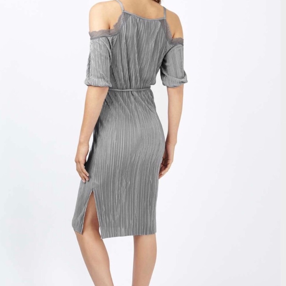 Top shop cold shoulder dress! Size 4 US - Picture 2 of 4